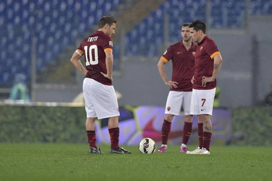 La scoramento dei giocatori della Roma dopo aver subito il gol dello svantaggio. Lapresse